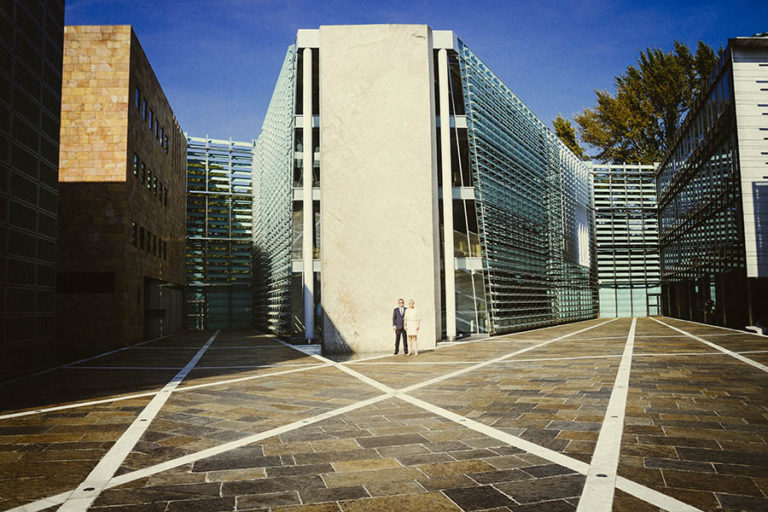 couple portrait in Norwegian Embassy grounds