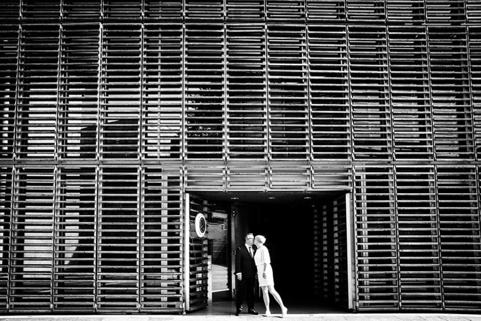 Couple kiss outside Nordic Embassies Berlin
