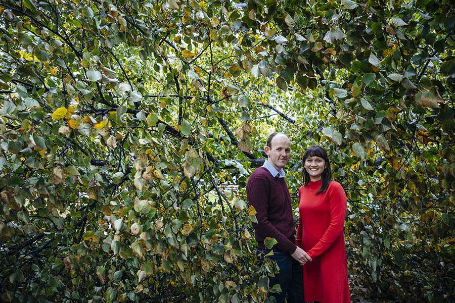 Couple Shoot, Charlottenburg - happy couple in leaves