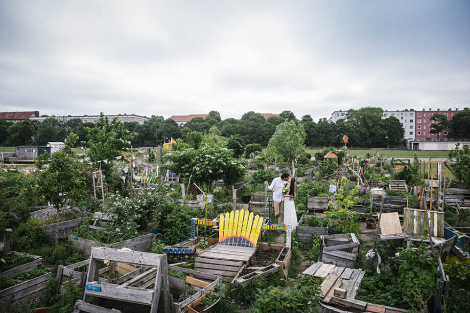 Couple kiss in Tempelhof Park community gardens