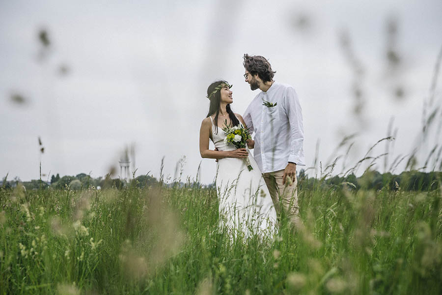 Engagement portraits Tempelhof - Engaged couple in long grass