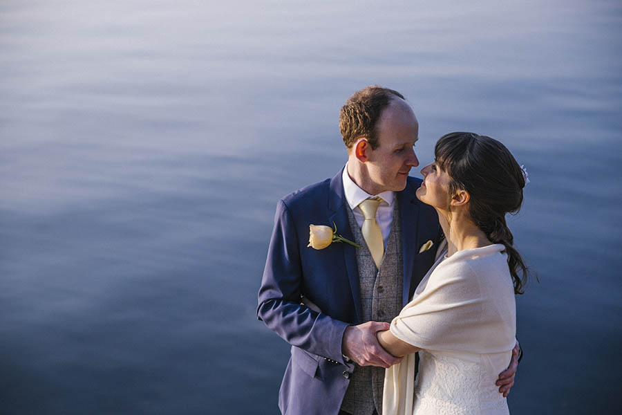 Berlin Wannsee wedding photographer - Newlywed portrait by lake