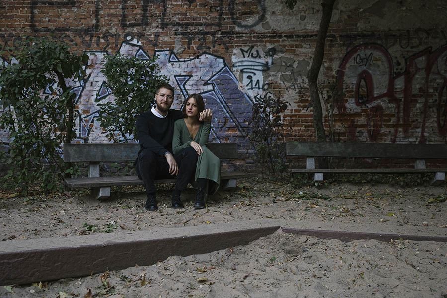 Couple shoot Neukolln - Newlywed couple Berlin playground
