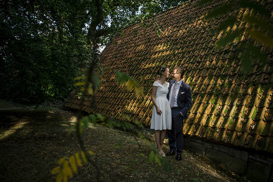 Hannover Wedding Photographer - Newlyweds tiled roof portrait